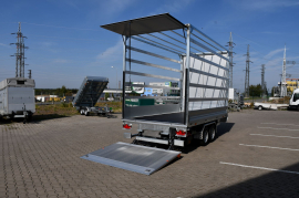 Průjezdný přívěs s hydraulickým zadním čelem