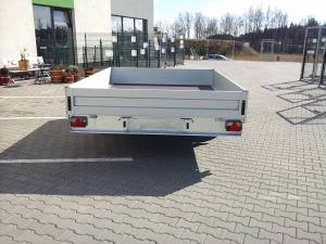 Bržděný jednonápravový valníkový přívěs s koly pod, do 1300 kg
