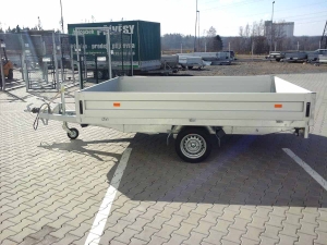 Bržděný jednonápravový valníkový přívěs s koly pod, do 1300 kg
